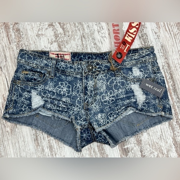 Juniors 1st Kiss Low Rise Denim Shorts - 5 - Picture 1 of 8